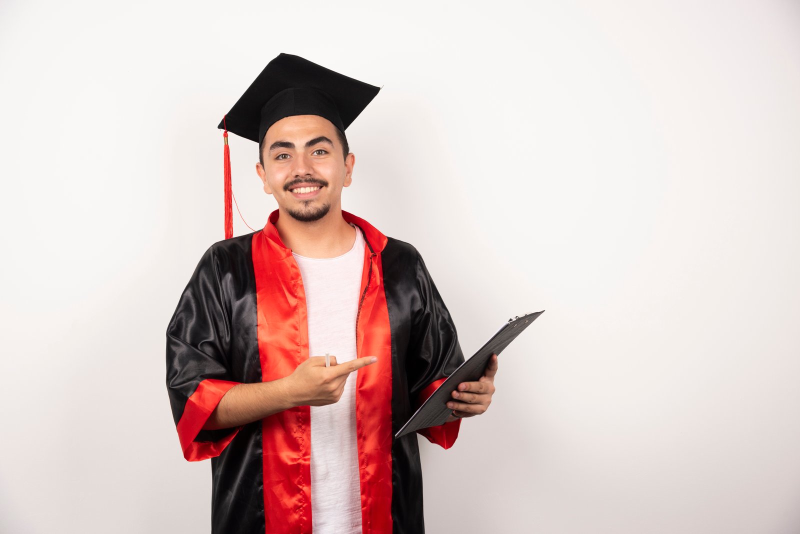 Estudiante graduado apuntando su diploma
