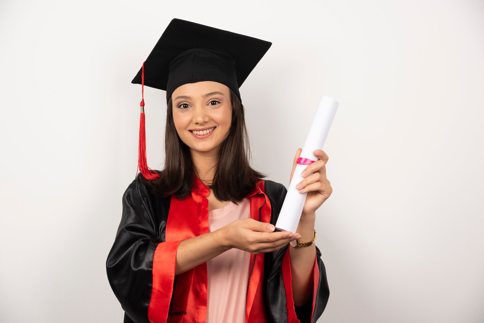 Estudiante mostrando diploma en fondo blanco
