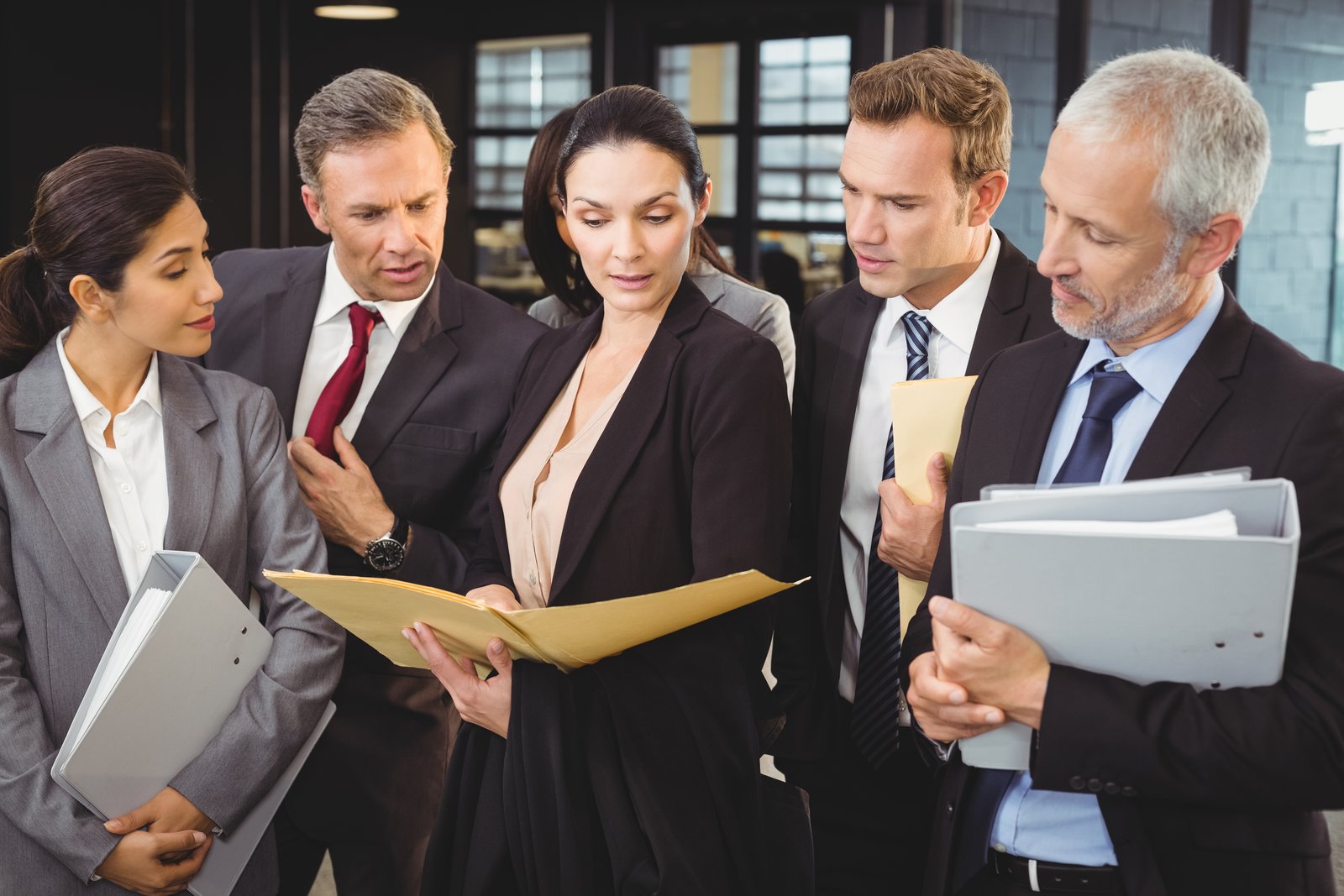 Abogado senior sosteniendo un libro de leyes
